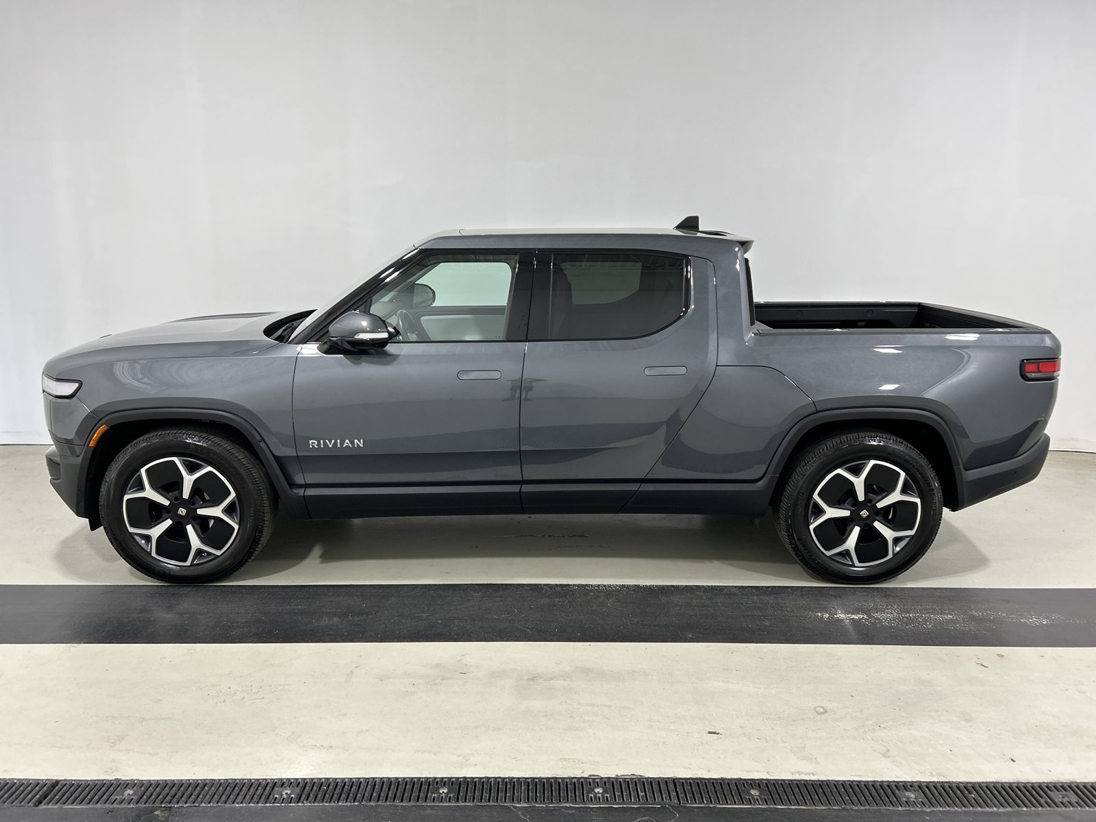 Used 2023 Rivian R1T Adventure AWD/4WD image 2