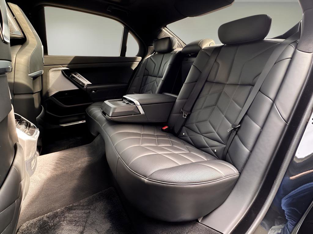 Used 2025 BMW 760i xDrive w/ Executive Package image 23