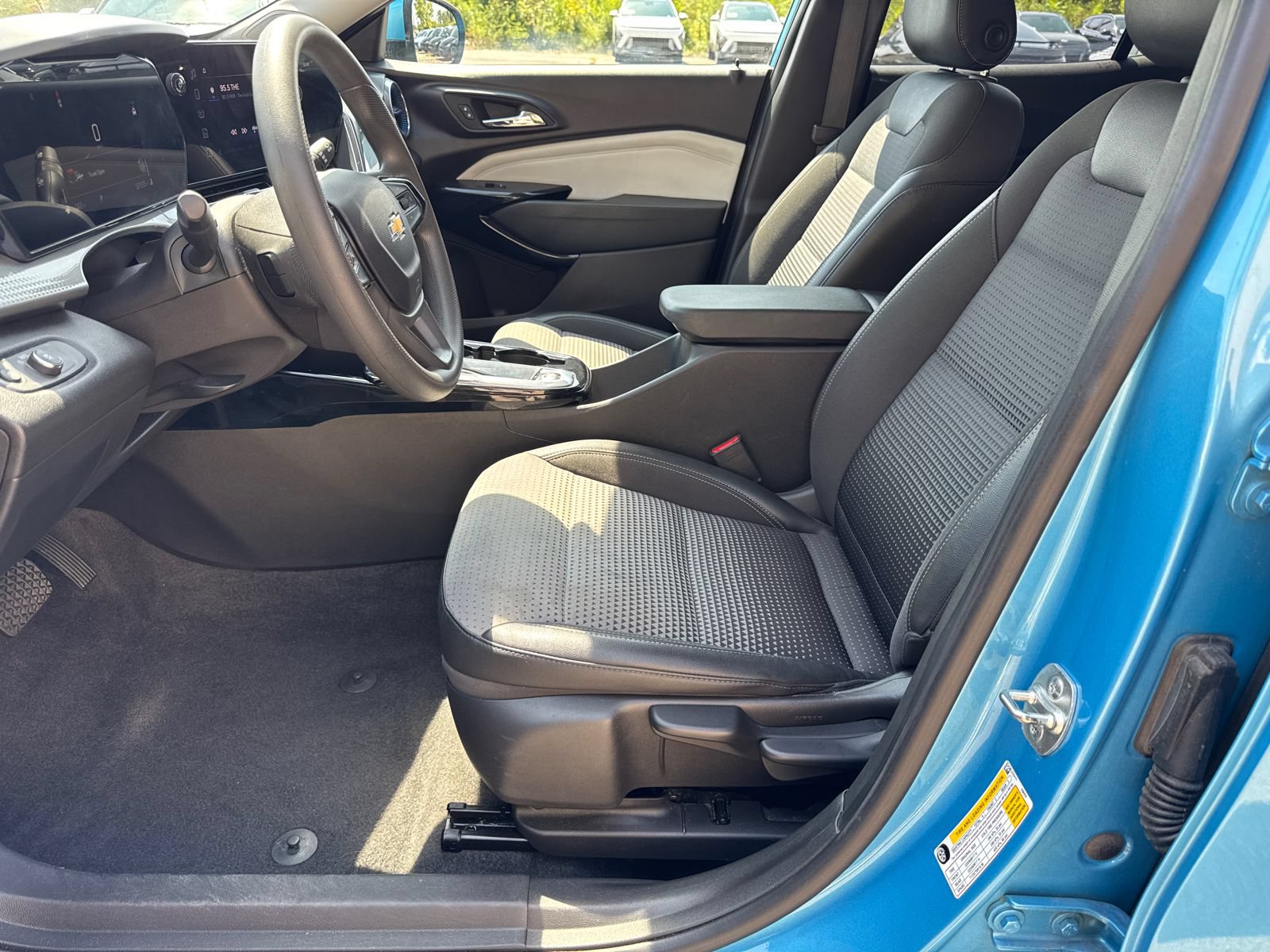 Used 2025 Chevrolet Trax LT FWD image 9
