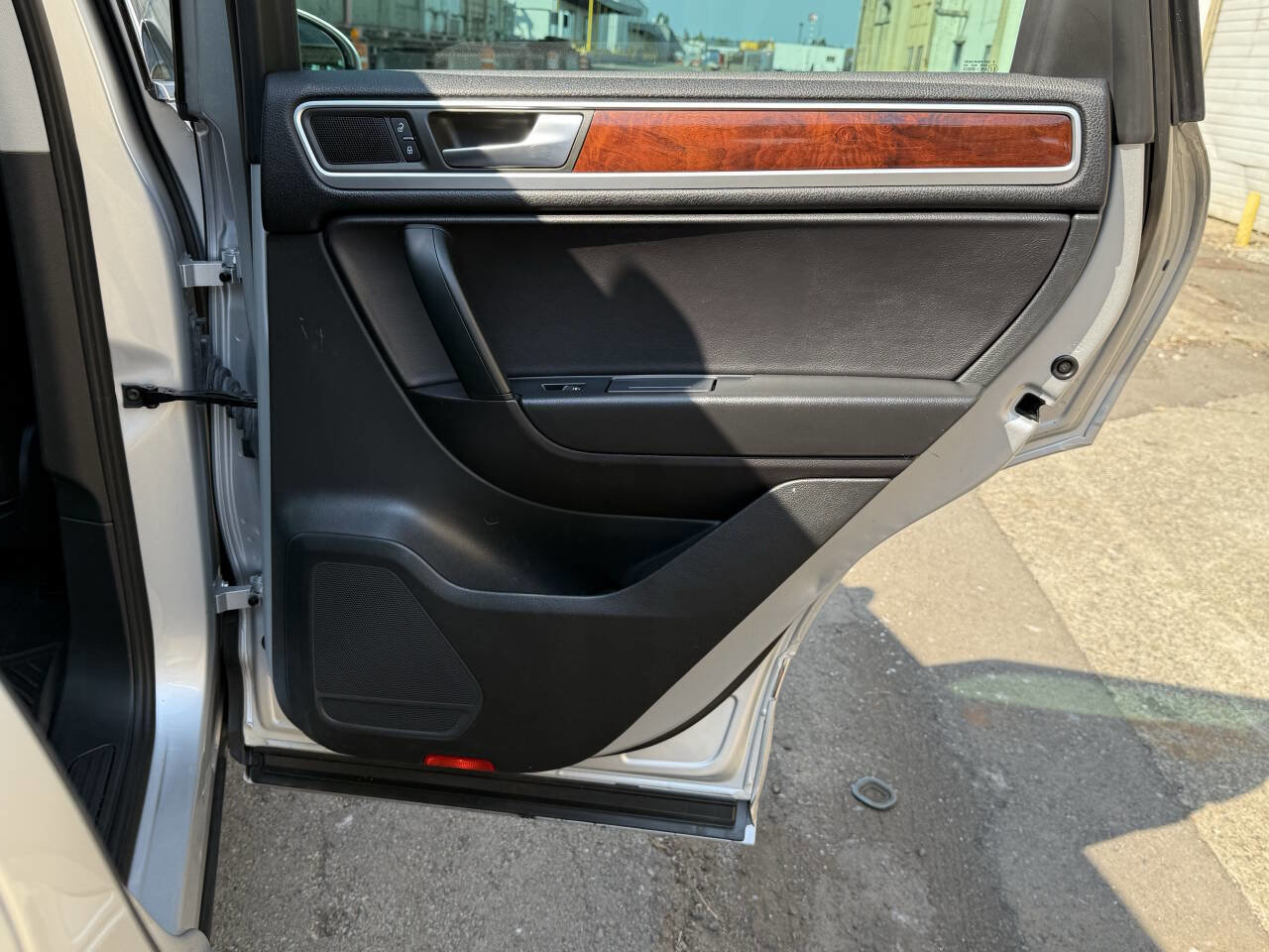 Used 2012 Volkswagen Touareg Sport image 15