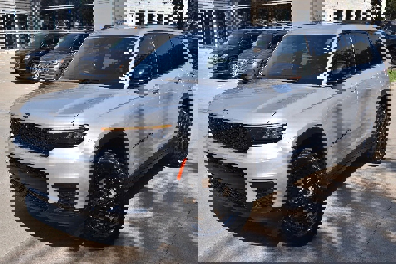 Used 2024 Jeep Grand Cherokee L Laredo image 40
