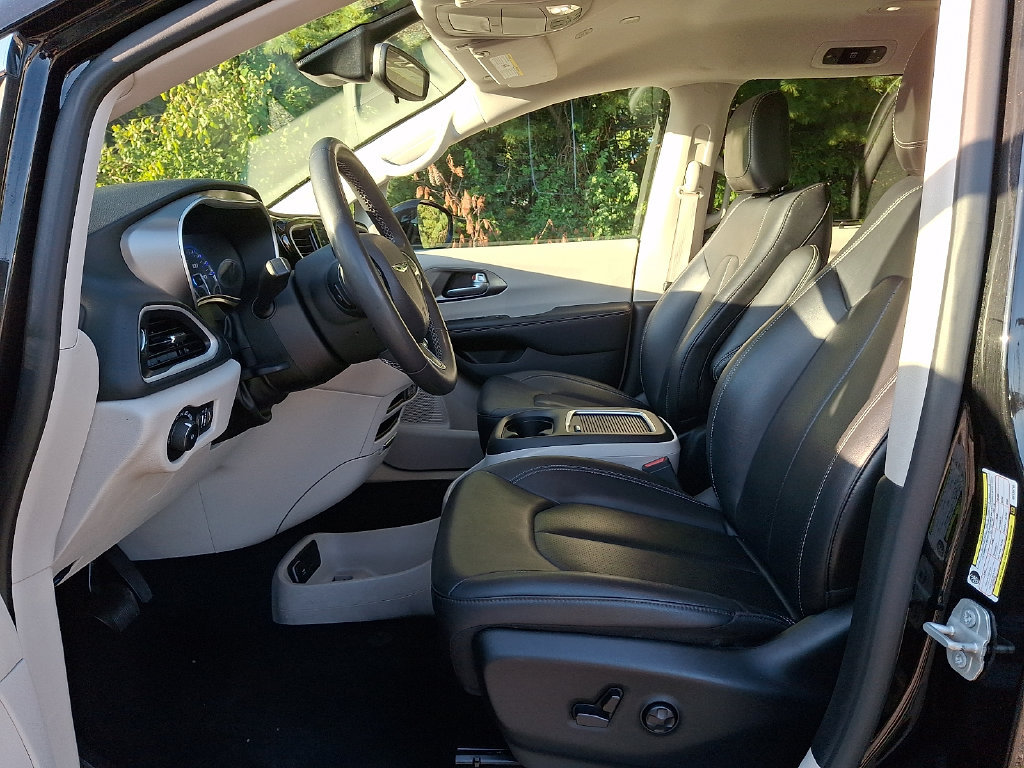 Used 2024 Chrysler Pacifica Touring-L FWD image 15