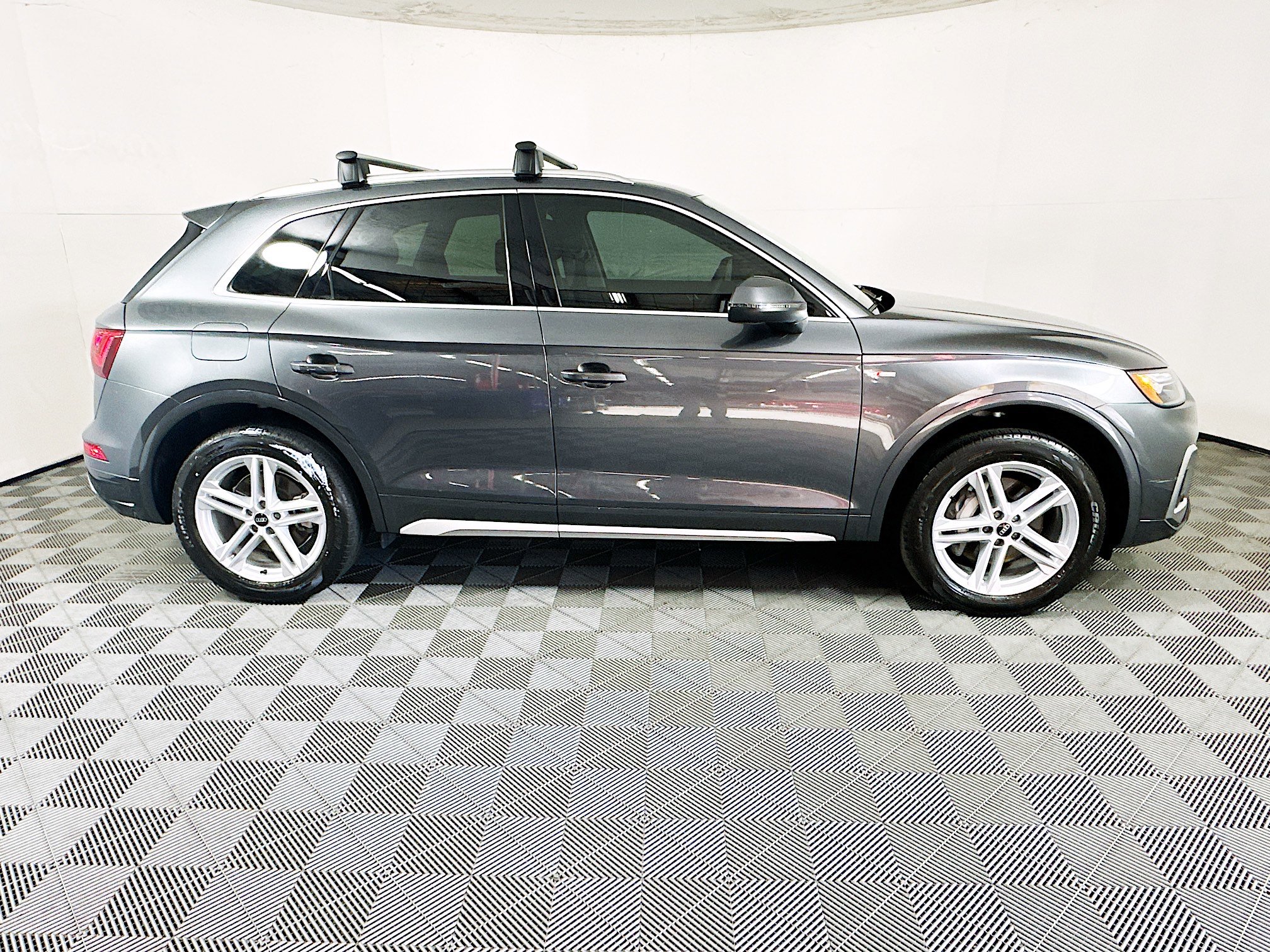 Used 2024 Audi Q5 e Premium Plus w/ Premium Plus Package image 2