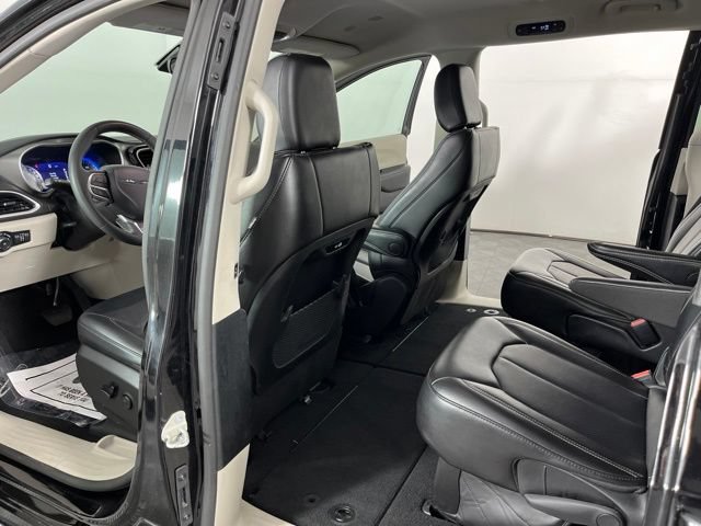 Used 2024 Chrysler Pacifica Touring-L FWD image 43