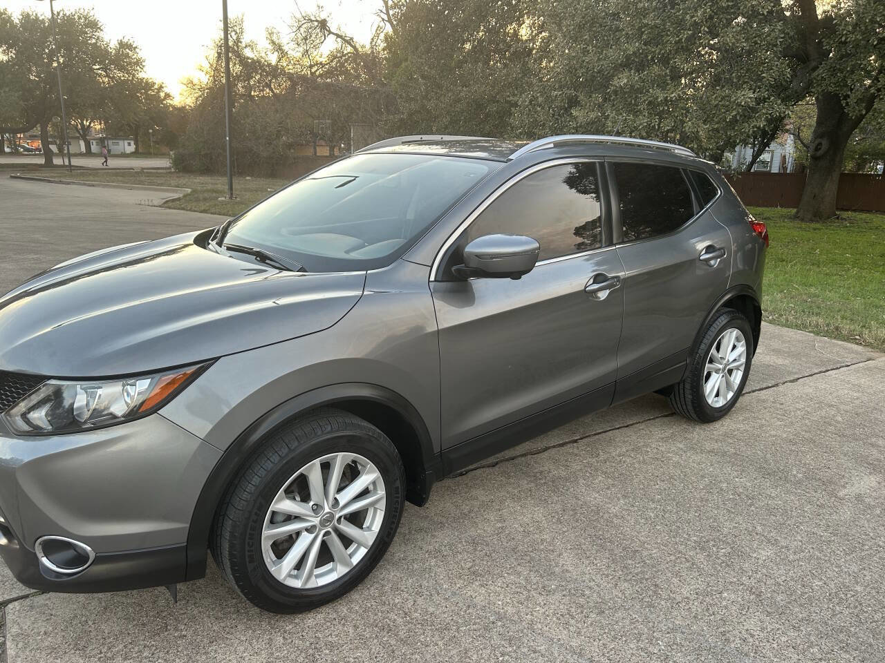 Used 2017 Nissan Rogue Sport SV w/ SV Premium Package image 2