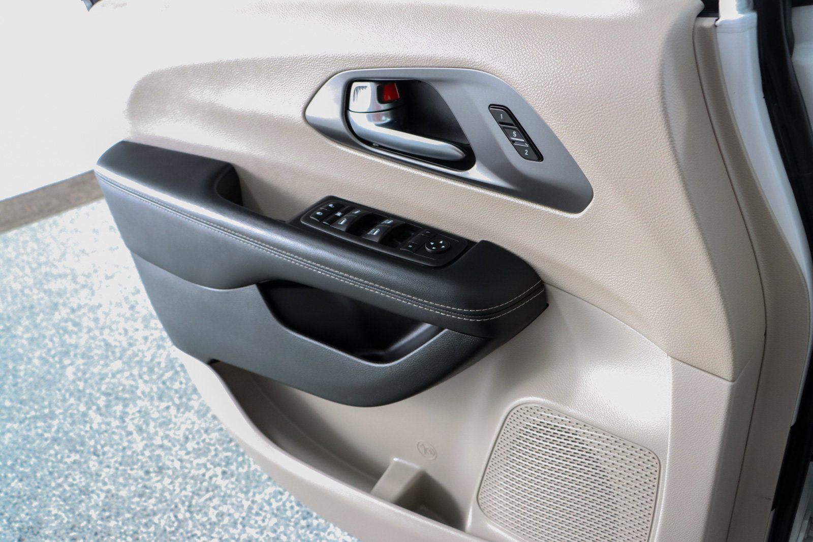 Used 2023 Chrysler Pacifica Touring-L FWD image 21