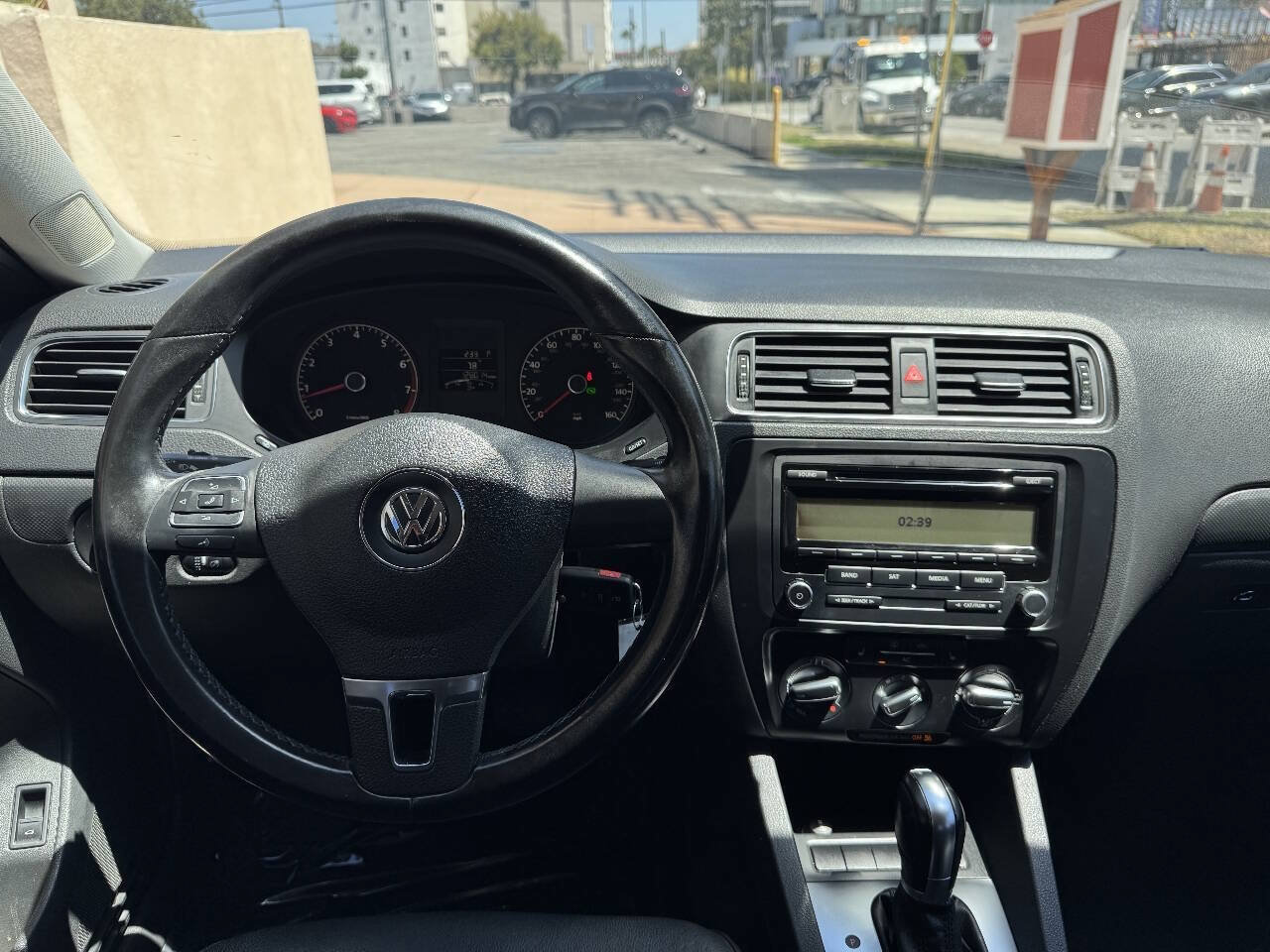 Used 2011 Volkswagen Jetta SE FWD image 26