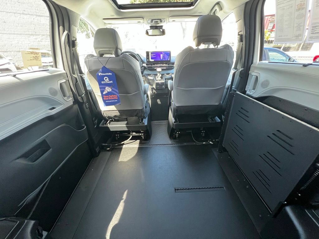 Used 2026 Toyota Sienna XLE FWD image 19