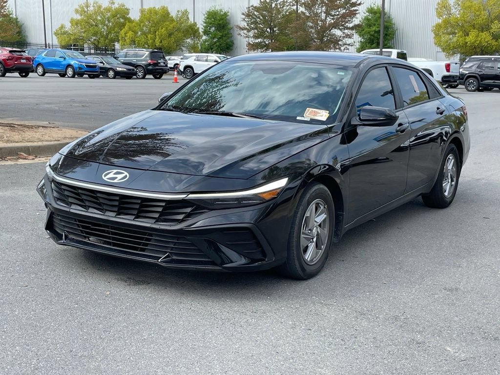 Used 2025 Hyundai Elantra SE FWD image 3