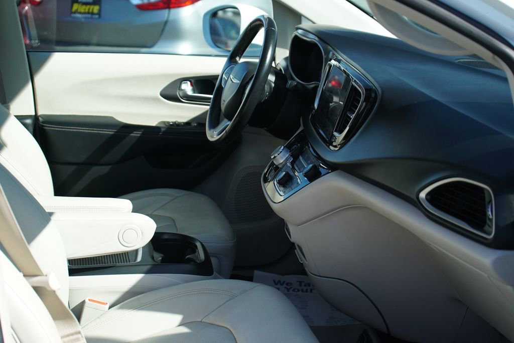 Used 2021 Chrysler Pacifica Touring-L FWD image 9