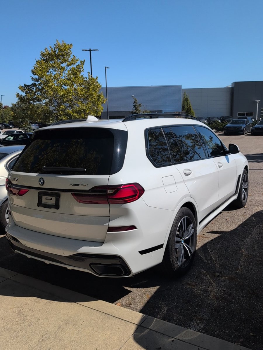 Used 2022 BMW X7 xDrive40i w/ M Sport Package AWD/4WD image 4