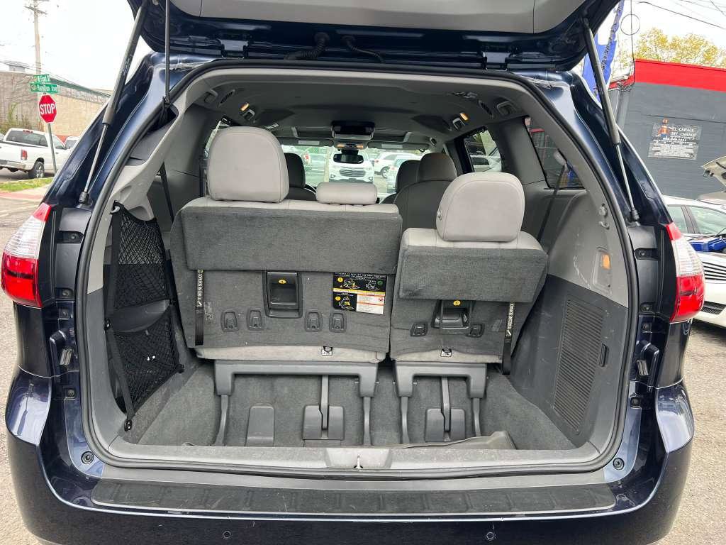 Used 2020 Toyota Sienna XLE w/ XLE Navigation Package AWD/4WD image 28