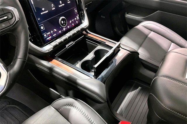 Used 2025 GMC Yukon Denali w/ Sun & Power Step Package image 18