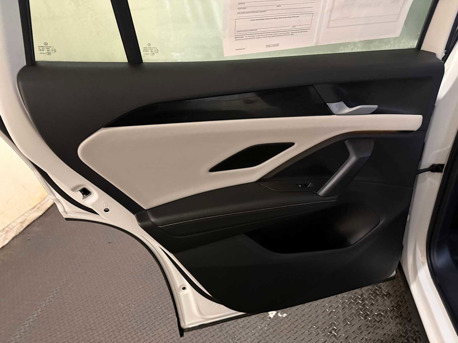 Certified 2025 Volkswagen Tiguan SE w/ Panoramic Sunroof Package image 24