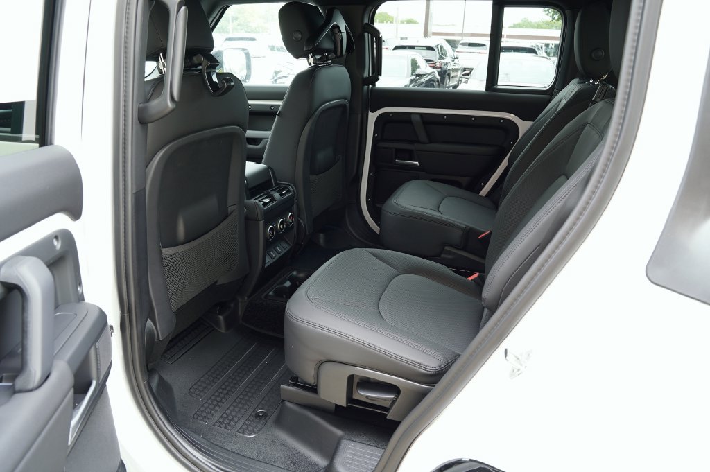 New 2026 Land Rover Defender 130 X-Dynamic SE AWD/4WD image 34