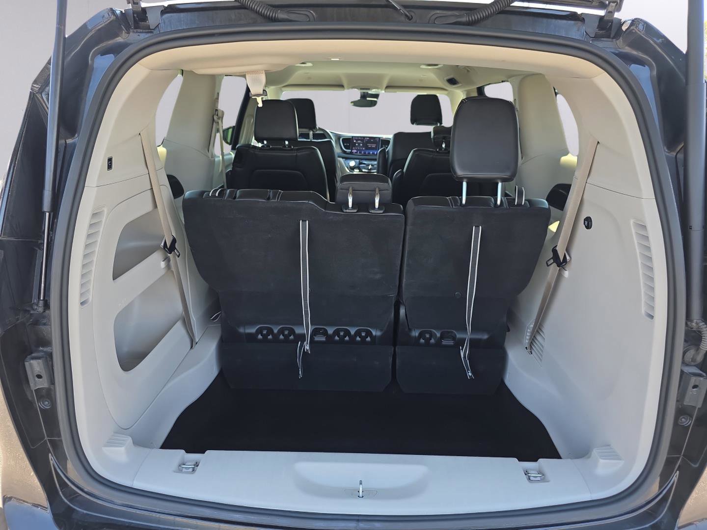 Used 2023 Chrysler Pacifica Touring-L image 32