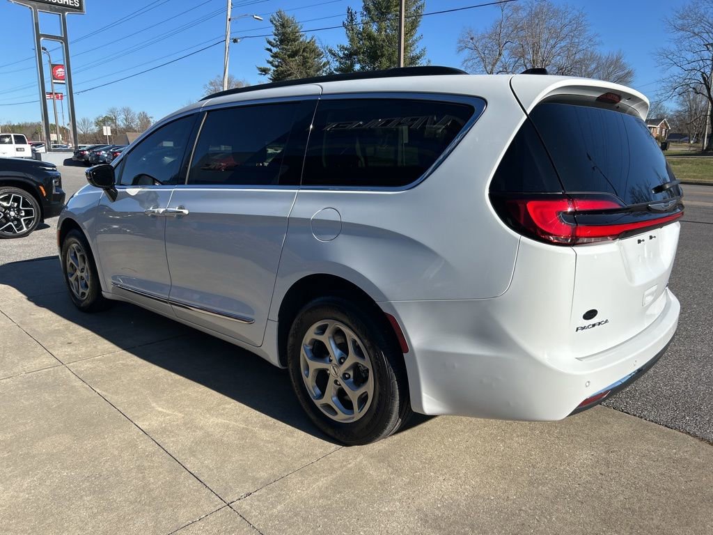 Used 2023 Chrysler Pacifica Limited w/ Uconnect Theater Family Group image 7