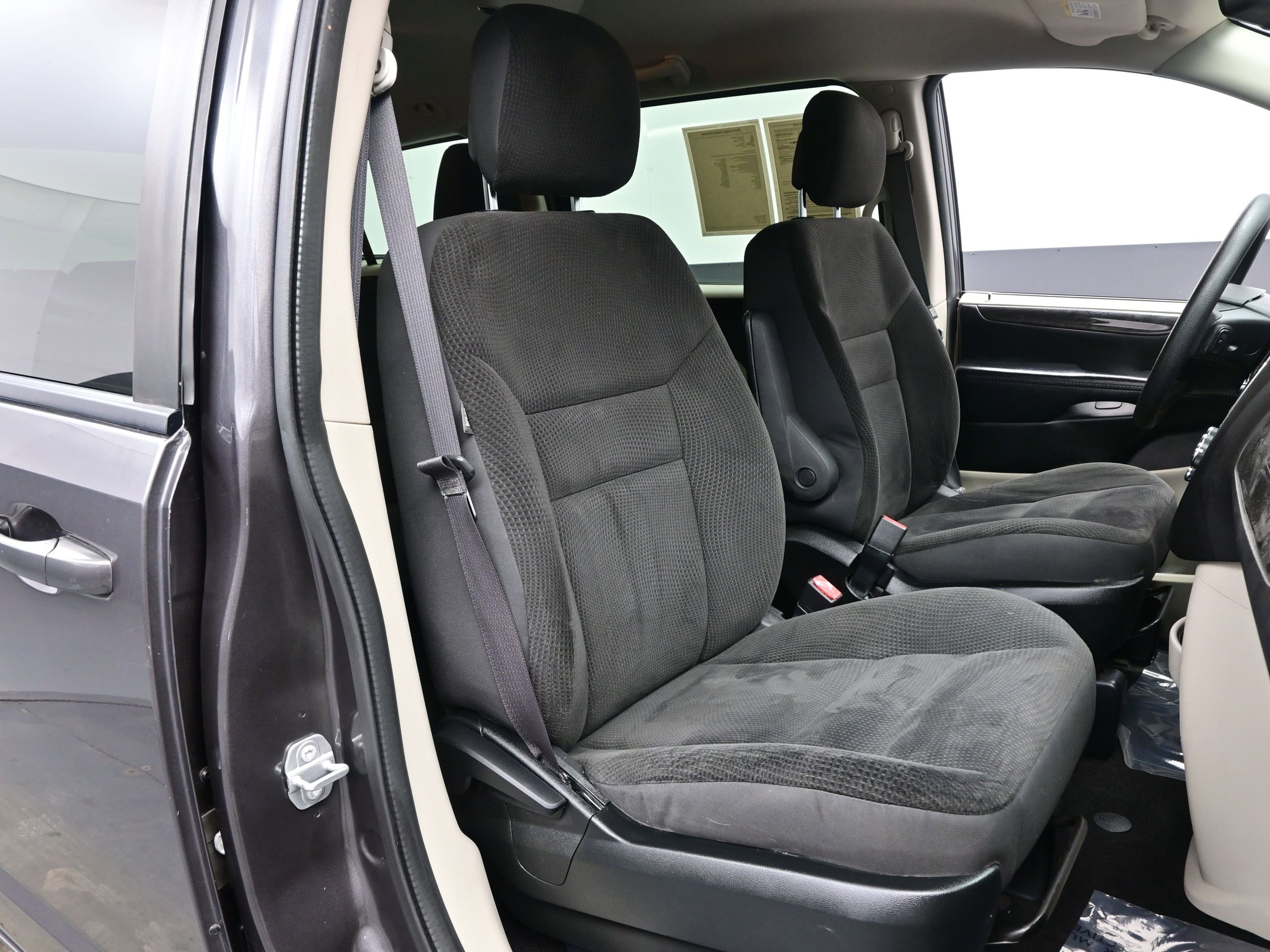 Used 2018 Dodge Grand Caravan SE w/ UConnect Hands-Free Group image 13
