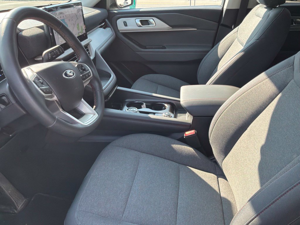 Used 2025 Ford Explorer Active AWD/4WD image 16