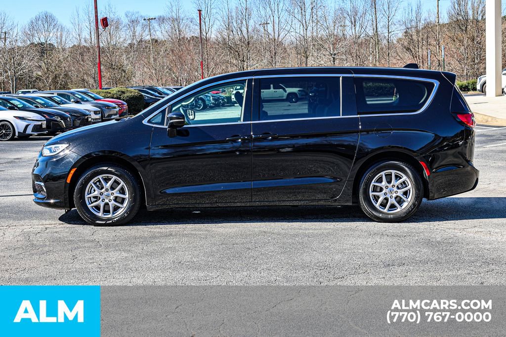 Used 2024 Chrysler Pacifica Touring-L image 9