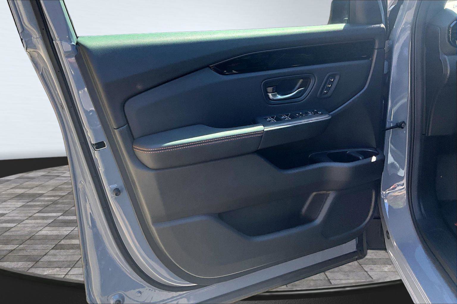 Used 2025 Honda Pilot TrailSport image 24