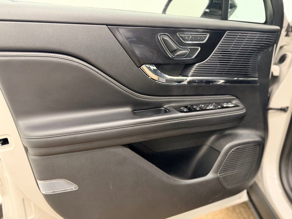 Used 2021 Lincoln Corsair AWD w/ Premium Package image 11