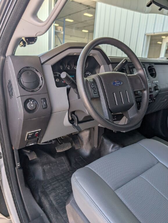 Used 2014 Ford F550 2WD Regular Cab Super Duty image 38