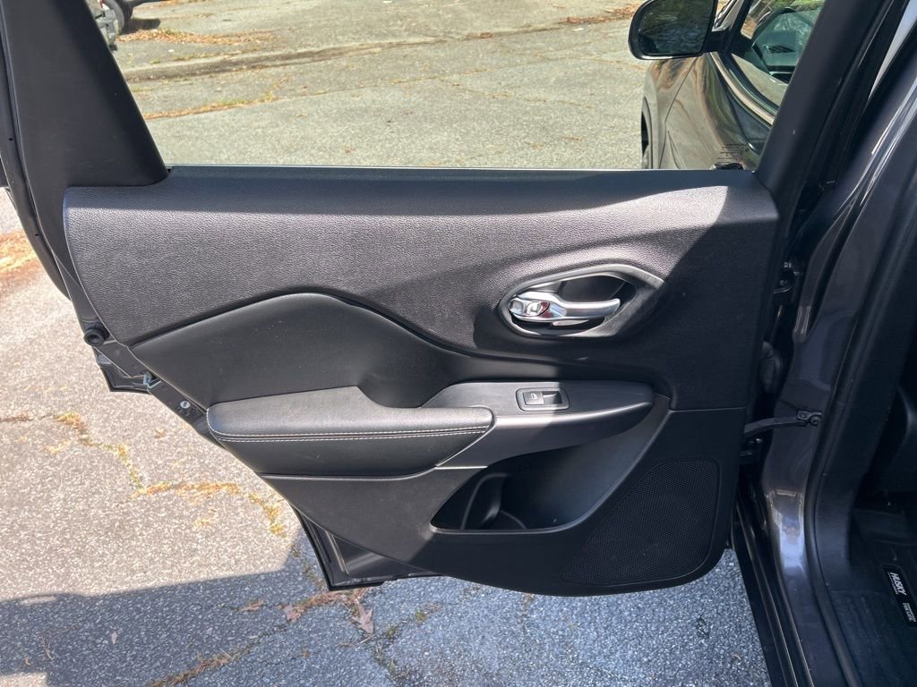 Used 2019 Jeep Cherokee Limited image 24