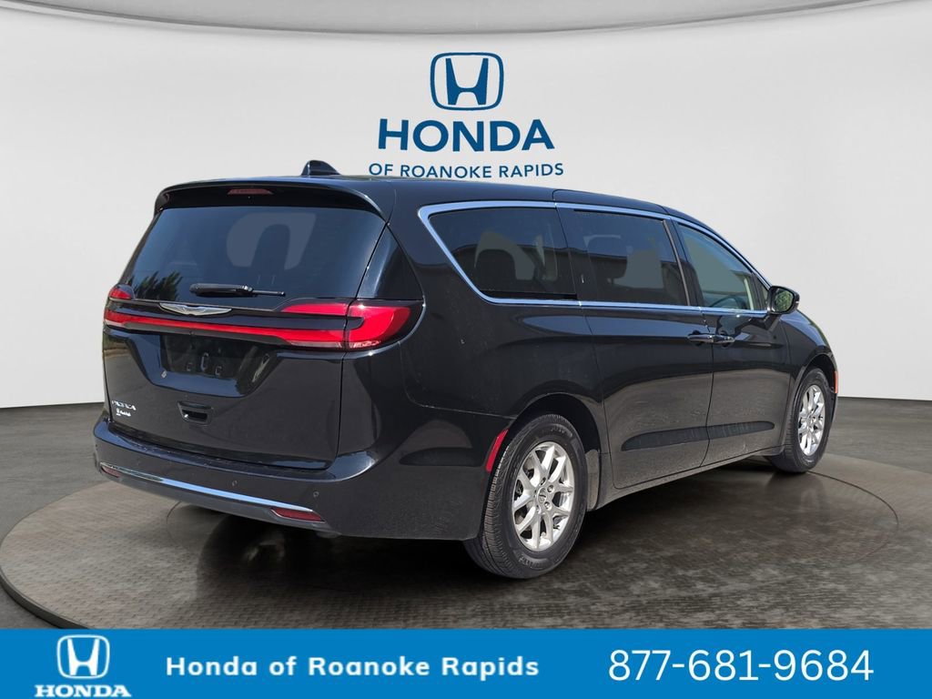 Used 2023 Chrysler Pacifica Touring-L image 5