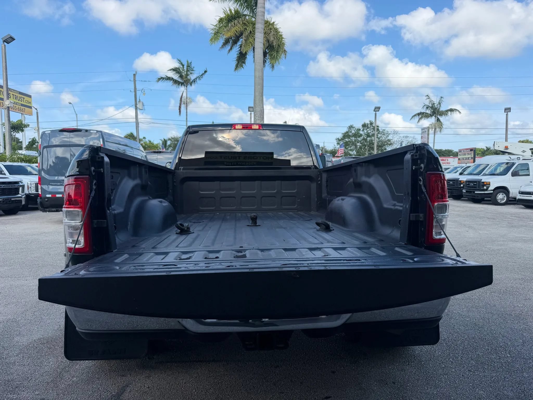 Used 2022 RAM 3500 Tradesman w/ Chrome Appearance Group AWD/4WD image 5