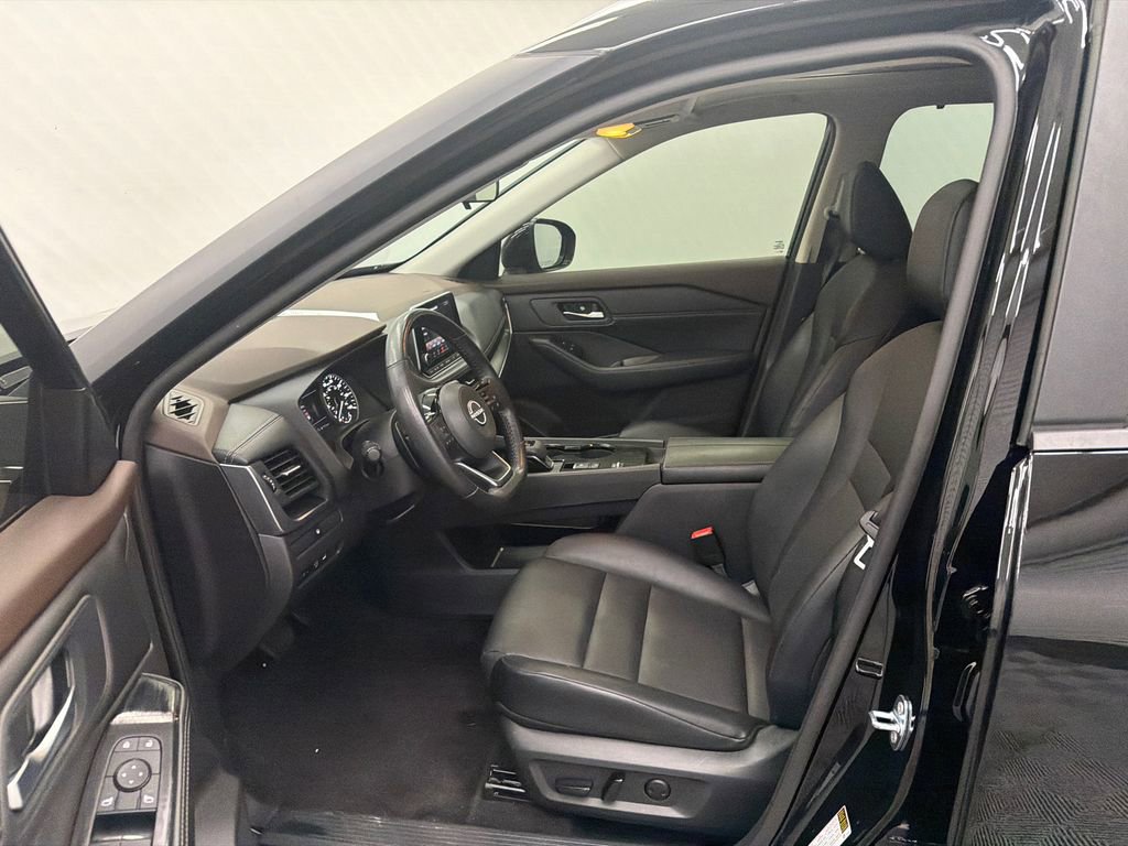 Used 2023 Nissan Rogue SV w/ SV Premium B Package image 9