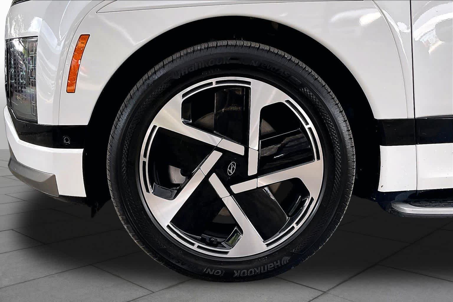 Certified 2026 Hyundai Ioniq 9 Calligraphy w/ Tow & Go Package AWD/4WD image 10
