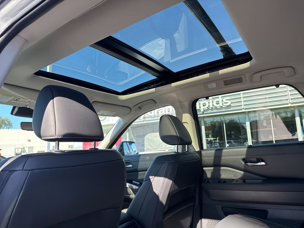 New 2025 Nissan Pathfinder Platinum w/ Black Appearance Package image 16