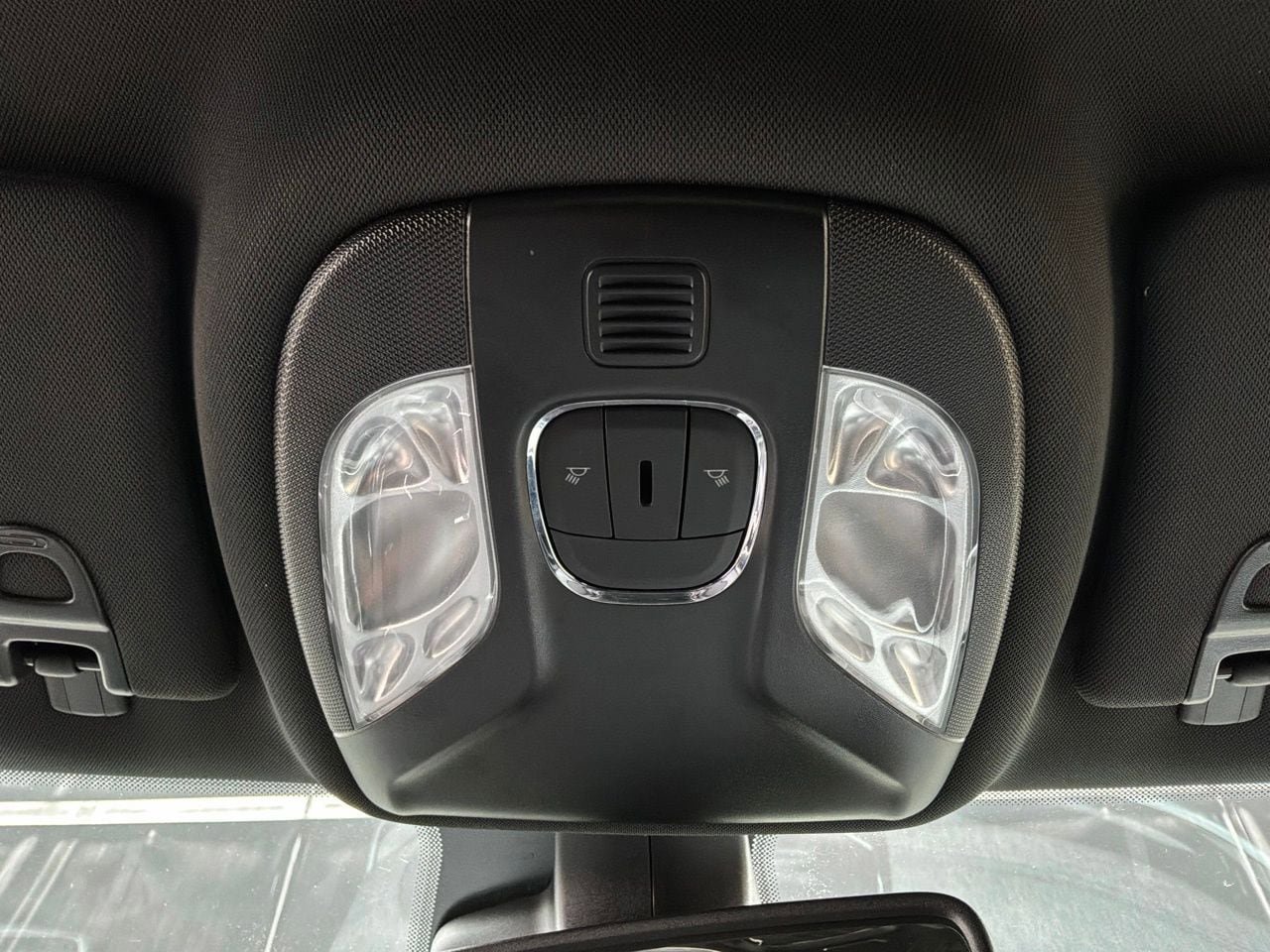 Used 2025 Jeep Compass Latitude AWD/4WD image 16