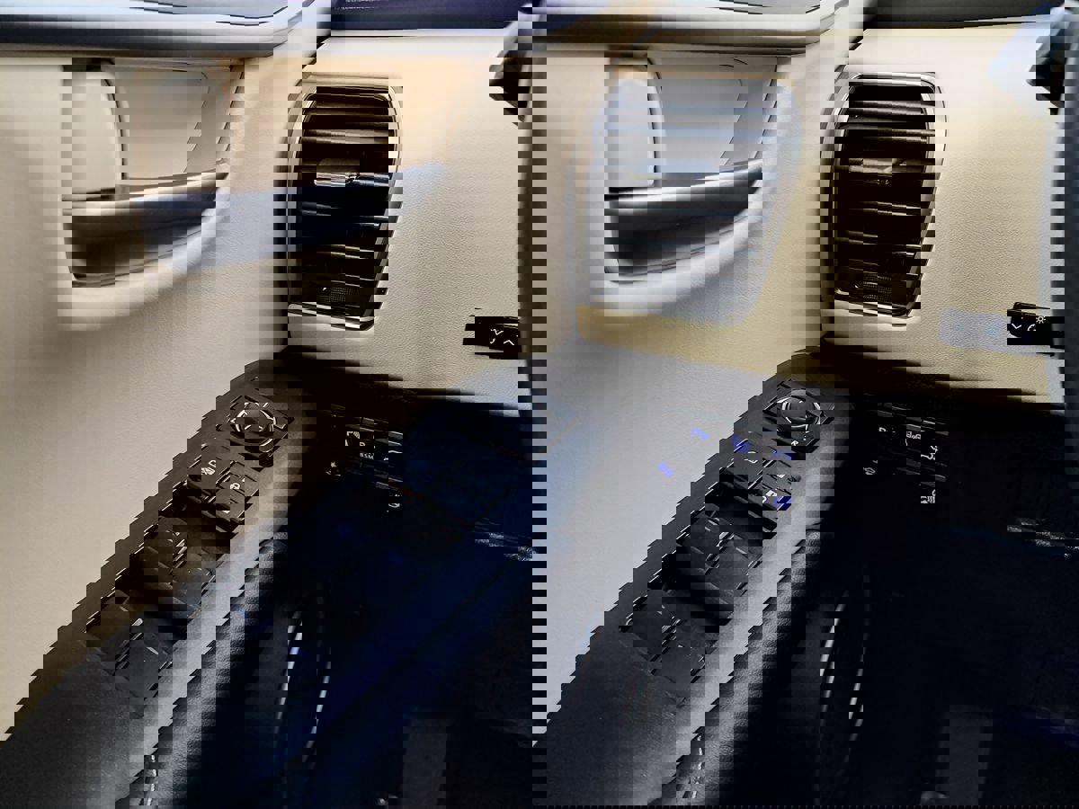 Used 2016 Lexus NX 300h AWD image 16