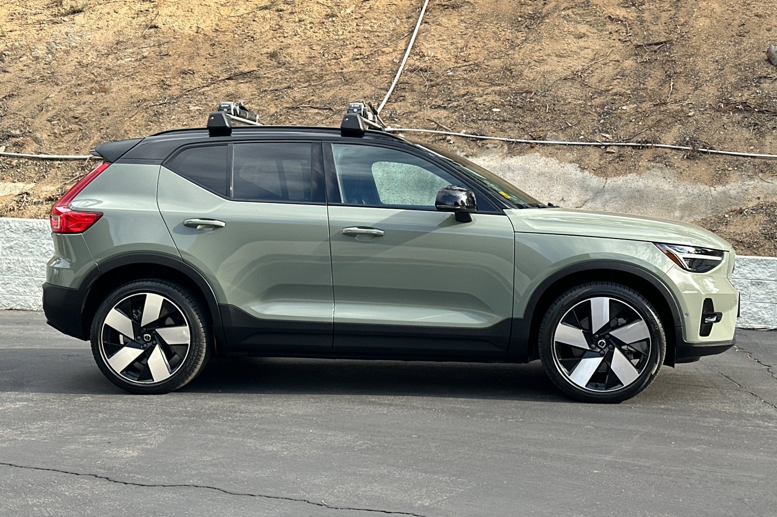 Used 2024 Volvo XC40 Recharge Ultimate w/ Protection Package Premier AWD/4WD image 3