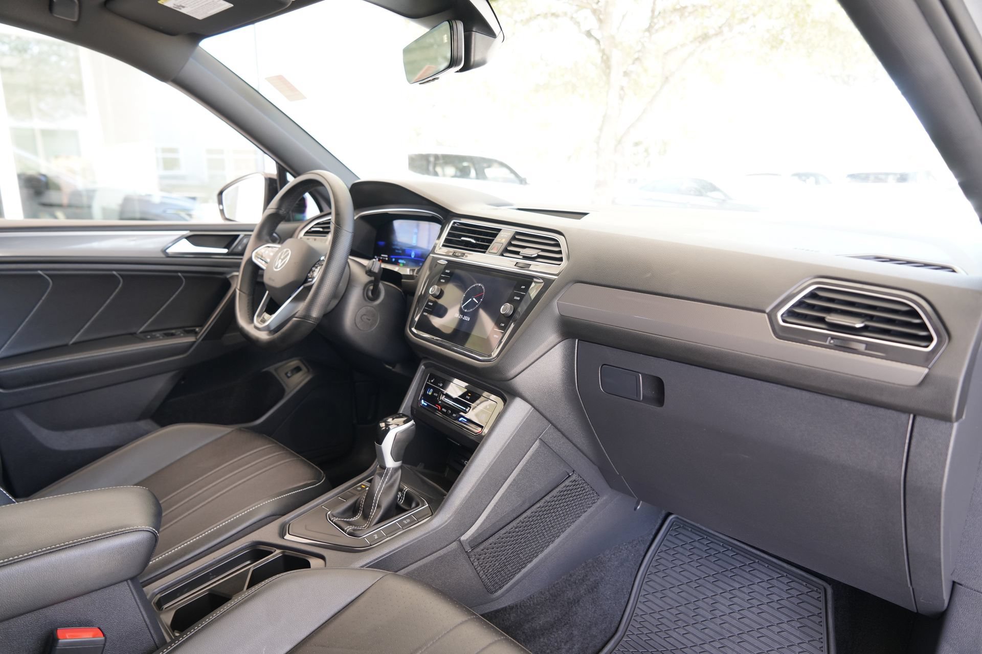 Certified 2024 Volkswagen Tiguan SE R-Line FWD image 22