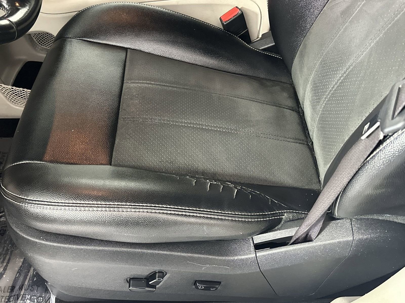 Used 2019 Dodge Grand Caravan SXT w/ Rear Park Assist Package FWD image 12