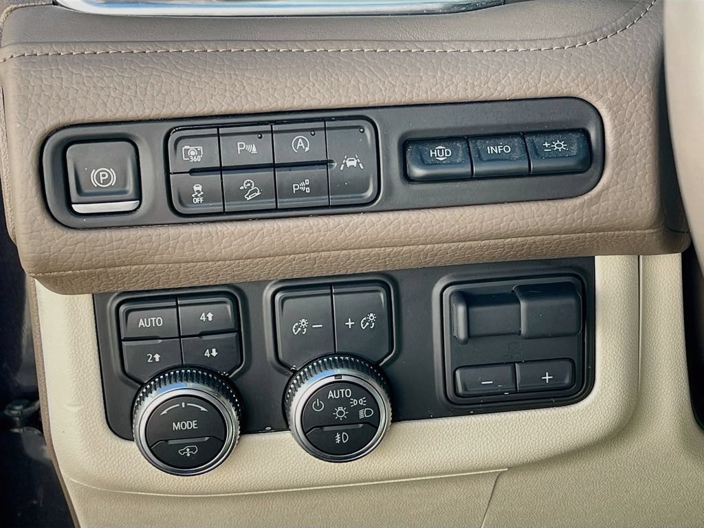 Used 2024 GMC Yukon Denali w/ Advanced Technology Package AWD/4WD image 10