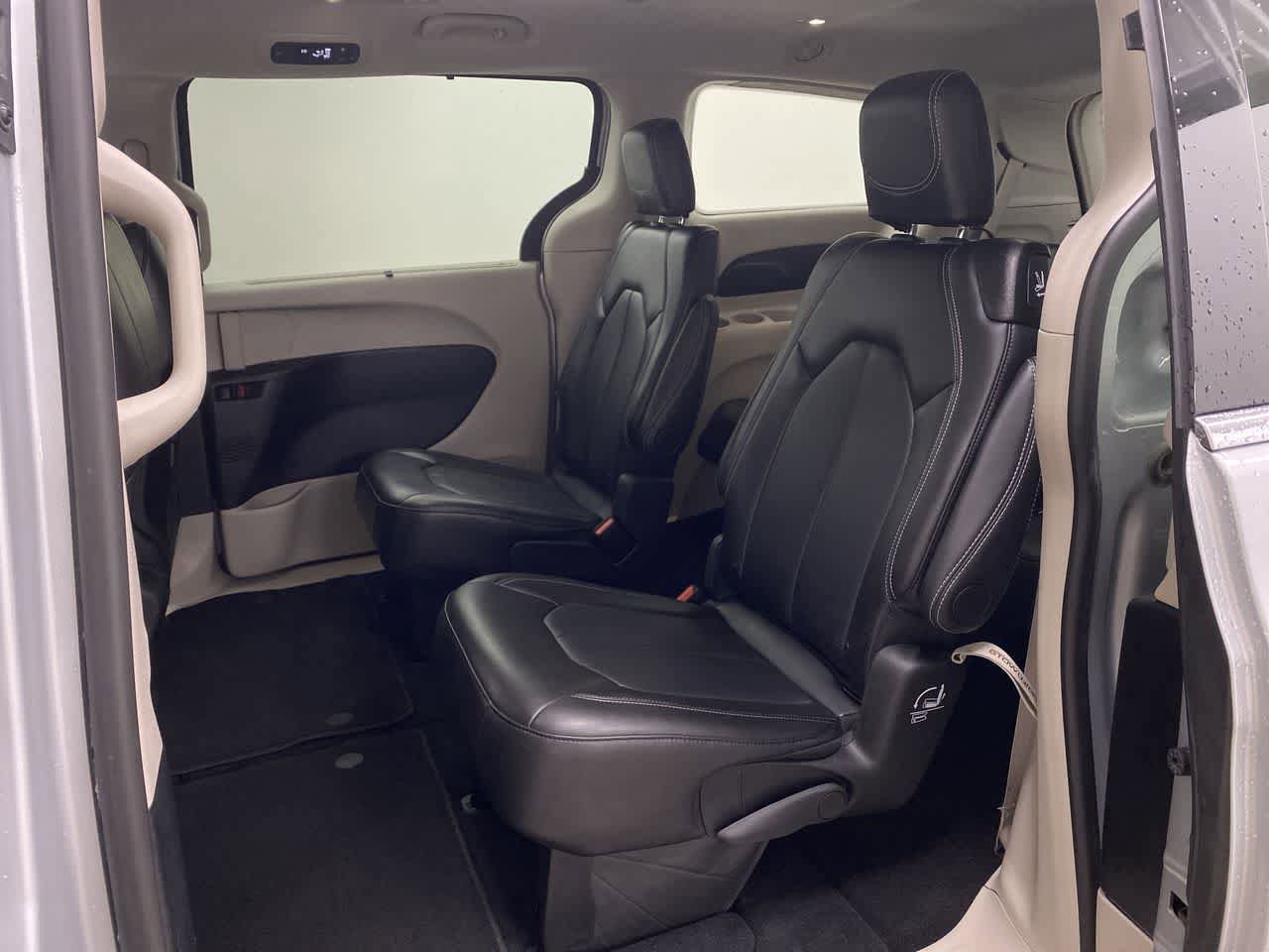 Used 2024 Chrysler Pacifica Touring-L FWD image 16