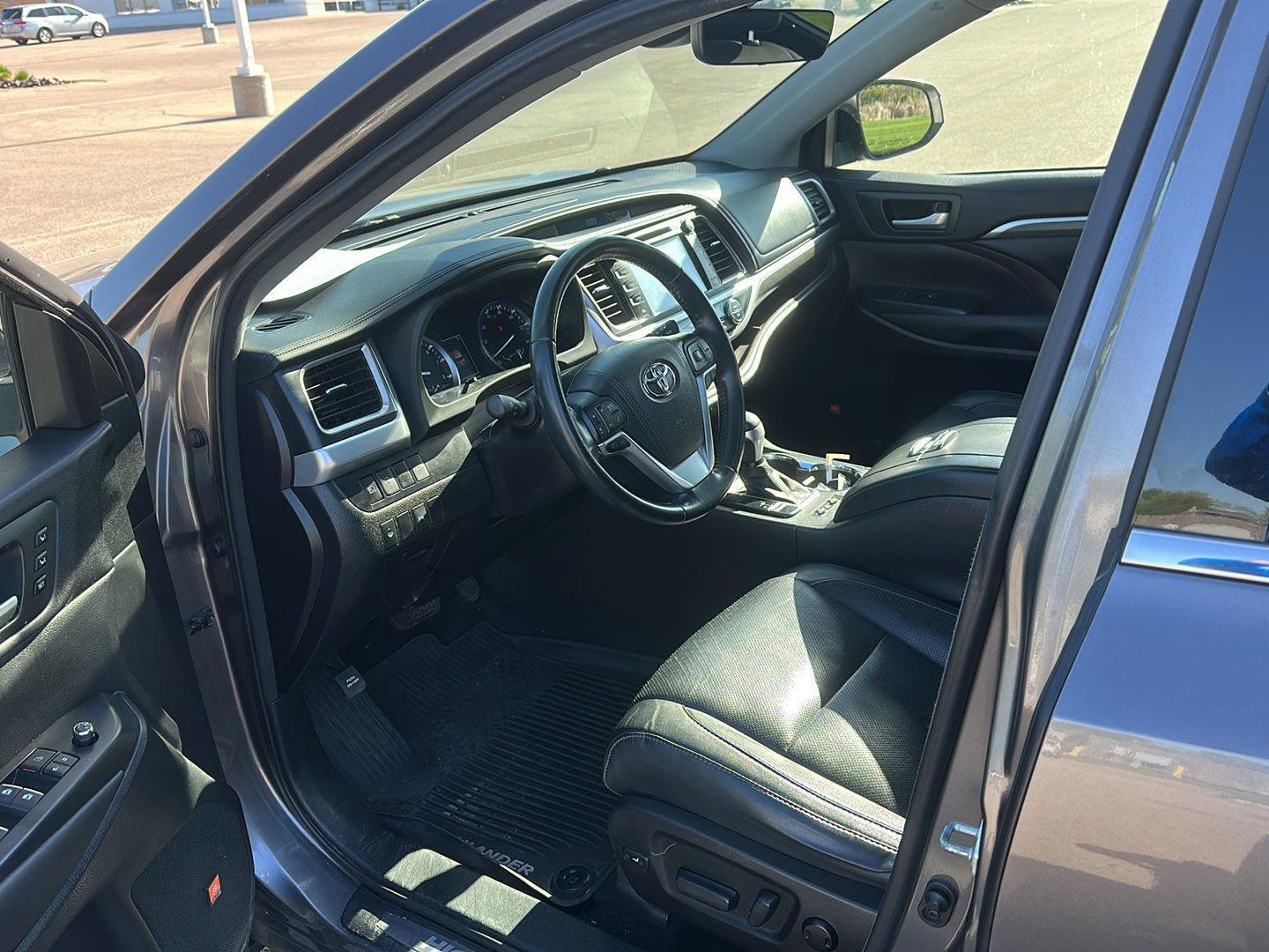 Used 2017 Toyota Highlander Limited AWD/4WD image 8