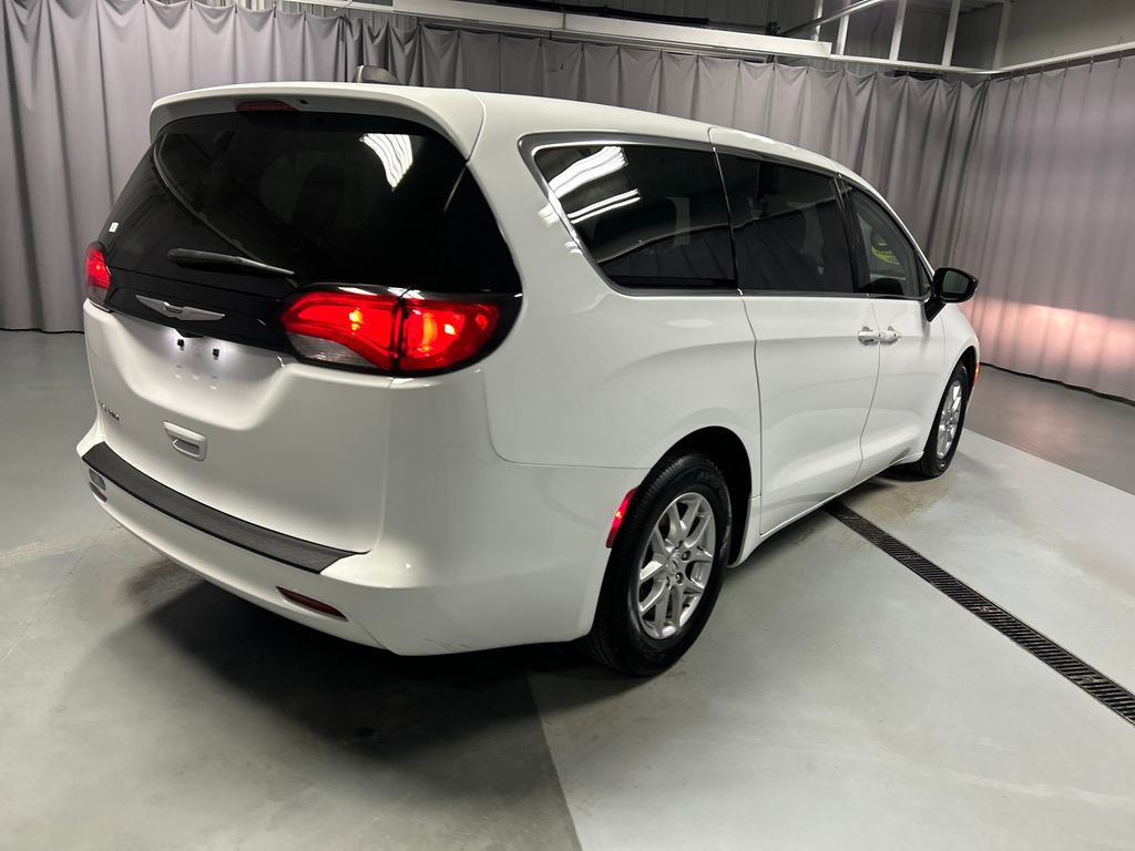 Used 2024 Chrysler Voyager LX FWD image 7