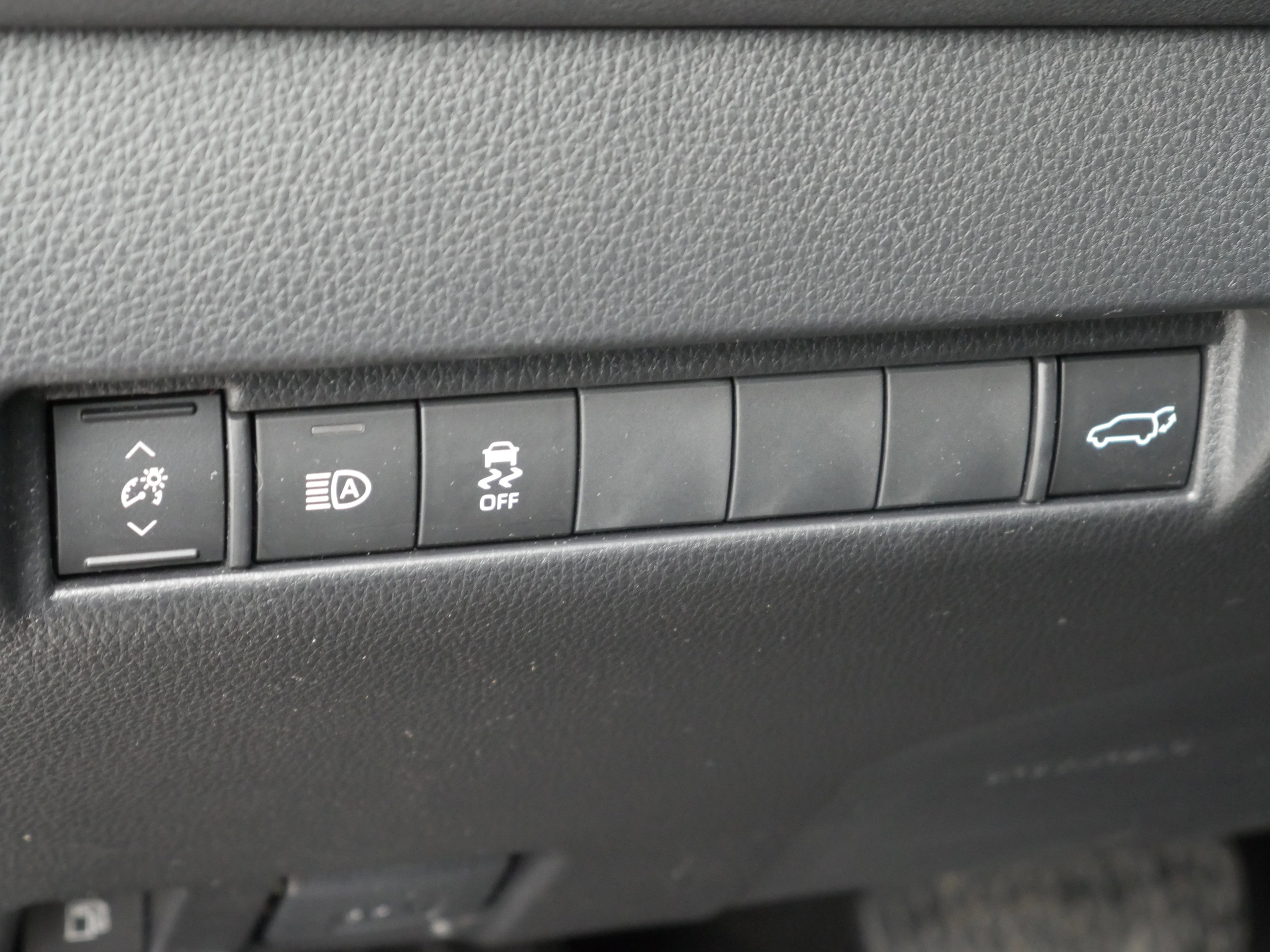 Used 2023 Toyota Venza Nightshade image 6