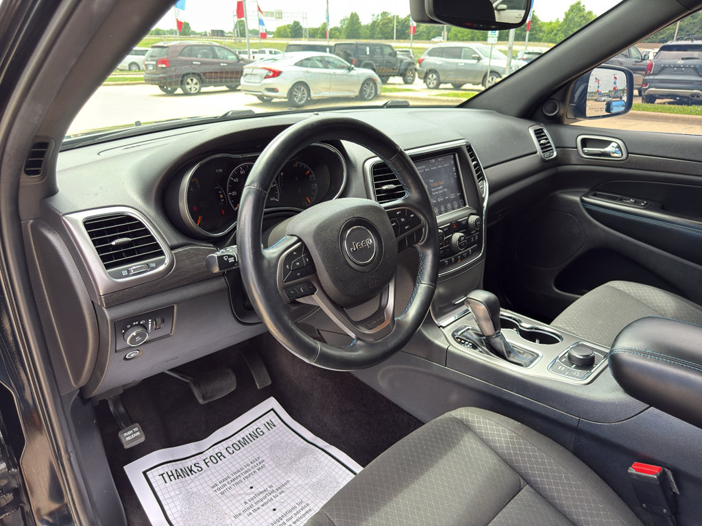 Used 2018 Jeep Grand Cherokee Laredo AWD/4WD image 9