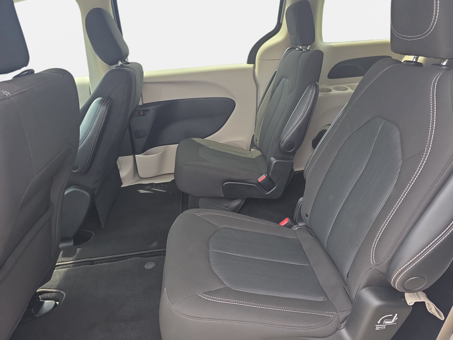 Used 2023 Chrysler Voyager LX FWD image 13