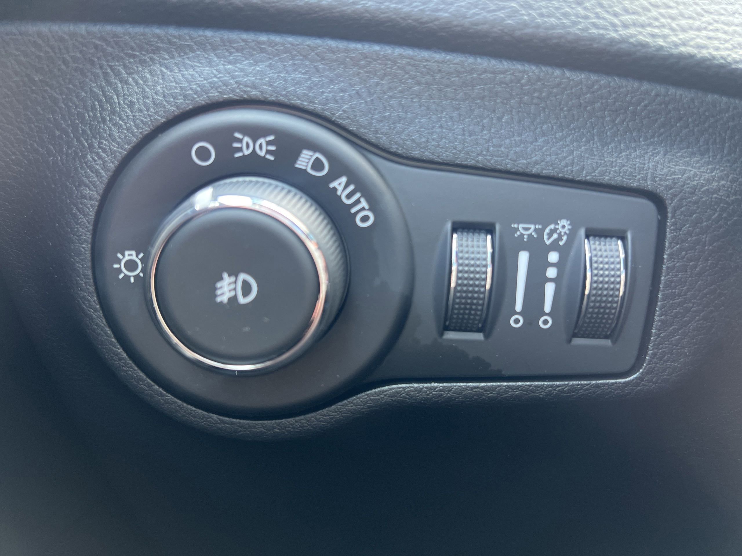 Used 2018 Jeep Compass Latitude w/ Popular Equipment Group AWD/4WD image 16