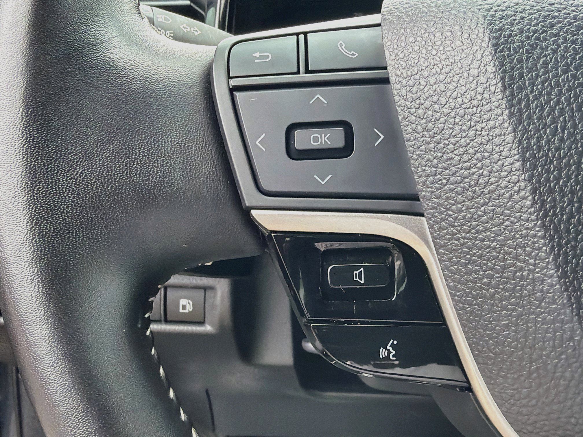 Used 2025 Toyota Camry SE FWD image 36