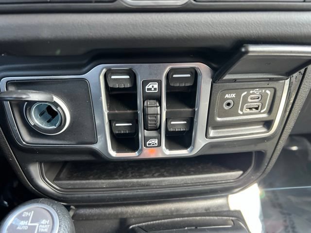 Used 2025 Jeep Wrangler Unlimited Sahara AWD/4WD image 12