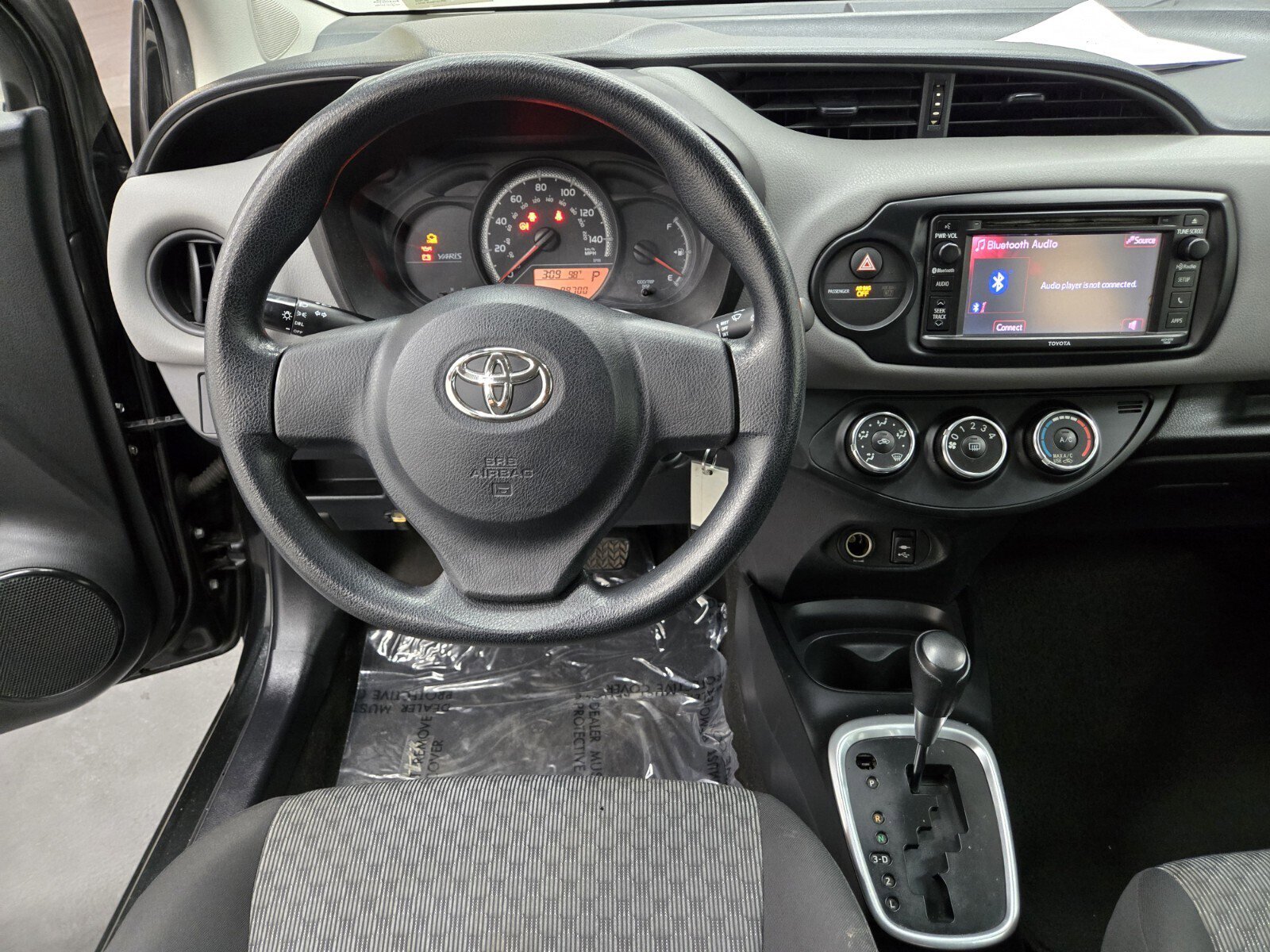 Used 2015 Toyota Yaris L image 9