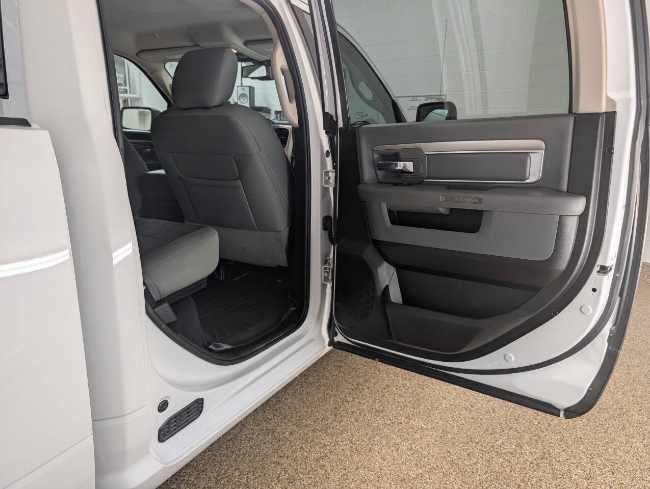 Used 2019 RAM 1500 Classic SLT w/ SLT Plus D←cor Group AWD/4WD image 15